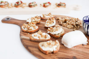 goat cheese walnut crostini